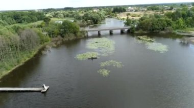 Taş ustası ve beton köprüsü olan kırsal kesimdeki güzel bir nehrin havadan görünüşü. İnsansız hava aracından alınan güzel manzaralar.