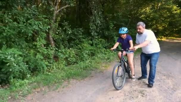 Γενειοφόρος Μπαμπάς Διδάσκει Την Κόρη Του Κράνος Ποδηλάτου Κάνει Ποδήλατο — Αρχείο Βίντεο