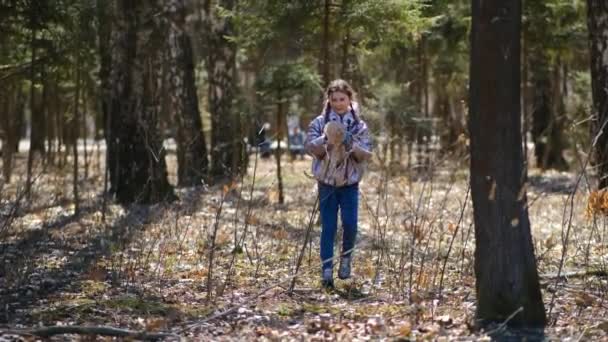 Küçük Bir Kız Bir Bahar Günü Parkta Tasmalı Kızıl Çizgili — Stok video