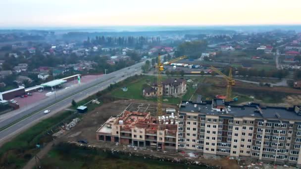 建造一座新的多层住宅大楼 两个塔式起重机将完成最后一段 从鸟瞰的角度拍摄 — 图库视频影像
