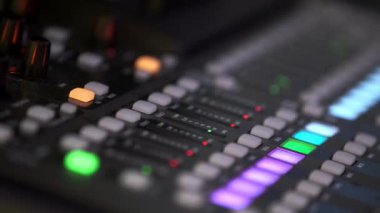 Ses karıştırıcı kontrolü için müzik ekipmanı, seçim aleti. Ses karıştırıcı karıştırma panosu fader ve düğmeleri.
