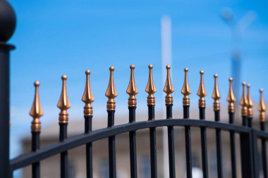 Metal moda çitleri. Dekoratif işlemeli demir çit.