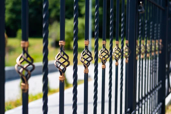 Metal moda çitleri. Dekoratif işlemeli demir çit. — Stok fotoğraf
