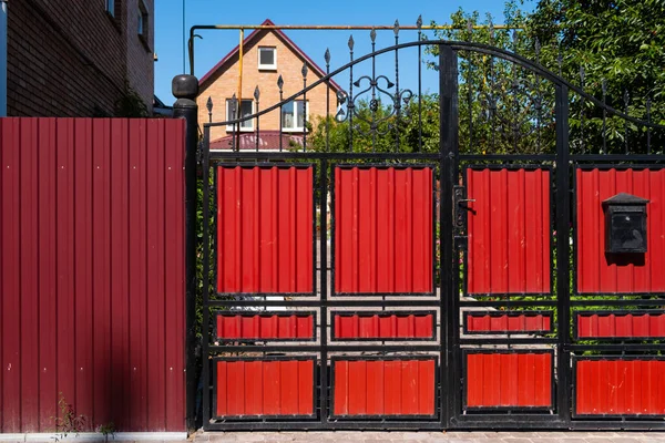 Modern Kırmızı Dekoratif Kapılar Yerleşim Yerinin Yakınında Demir Elementlerle Işlenmiş — Stok fotoğraf