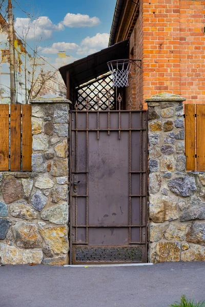 Modernes Kleines Braunes Eisentor Mit Schmiedeeisernen Gittern Der Nähe Eines — Stockfoto