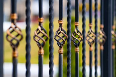 Metal moda çitleri. Dekoratif işlemeli demir çit.