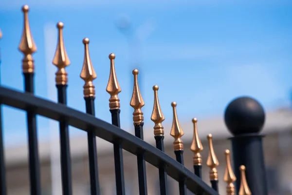 金属製のファッションフェンス 装飾的な錬鉄製の柵 — ストック写真