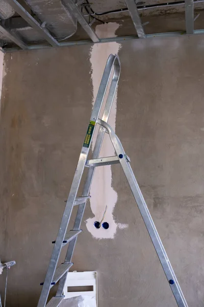 Metalen Constructie Ladder Achtergrond Van Een Onbeschilderde Muur Reparaties — Stockfoto