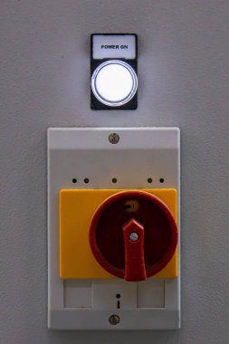 Fabrikada kırmızı düğme ve uyarı ışığı kapanıyor.