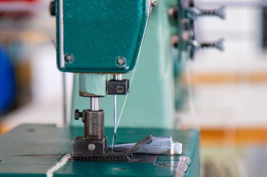 Dikiş makinesi yakın plan: Bas ayak, iğne, beslenme köpeği