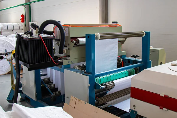 Weaving Plant For The Production Of Plastic Or Polypropylene Bags. Roll ready-made plastic bags on the machine for cutting into the desired pieces. — Stock Photo, Image