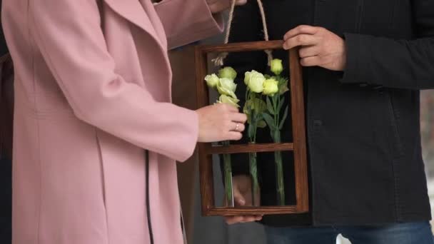 Close Van Een Geschenk Van Rozenbloemen Kolven Een Houten Frame — Stockvideo