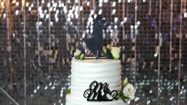 Elegante Tapa Pastel Boda Con Figuras Chocolate Con Pequeño Fondo — Vídeos de Stock