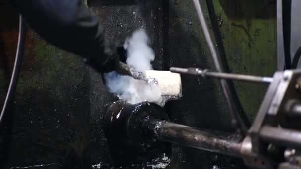 汽车和拖拉机零配件制造厂 有色金属铸造和热处理的现场 一个工人把熔融的铝倒入机器 — 图库视频影像