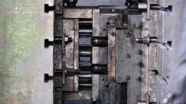 Yolcu vagonları ve traktörler için yedek parça üretimi fabrikası. Alüminyum işçiliğin döküm ve ısı tedavisi için güçlü bir baskı. İşçi eritilmiş bölmeyi söker..