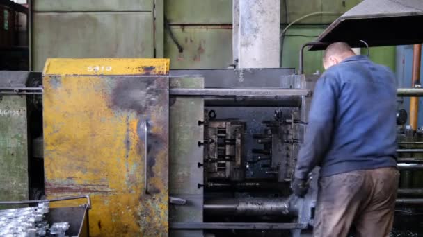 生产客车和拖拉机零配件的工厂 强大的压铸和热处理铝制工件的压力 工人们控制机器的运转 — 图库视频影像
