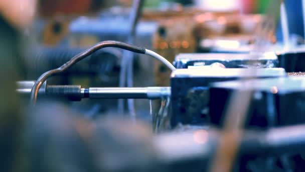 Torno Procesa Pieza Trabajo Metal Con Refrigerante Que Enfría Herramienta — Vídeo de stock