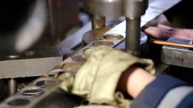 Metal ürünleri fabrikası. Endüstriyel makine ekipmanları, yaklaşın. İşçi, atölyede metal pres makinesi işletiyor. Çamaşır makinesi üretimi.