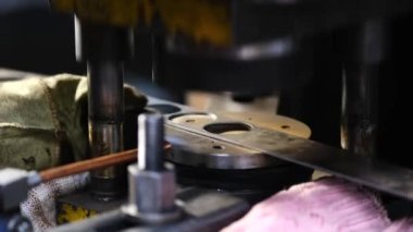 Metal ürünleri fabrikası. Endüstriyel makine ekipmanları, yaklaşın. İşçi, atölyede metal pres makinesi işletiyor. Çamaşır makinesi üretimi.