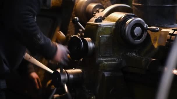 车床加工工厂中的金属空白 现代金属切割机 手动控制 金属和其他材料的机械加工 — 图库视频影像