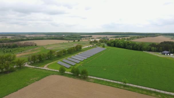 Una Nueva Granja Solar Campo Verde Cerca Una Casa Privada — Vídeos de Stock
