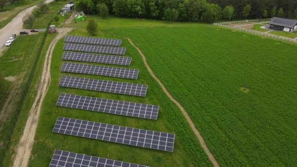 Una Nuova Fattoria Solare Campo Verde Vicino Una Casa Privata — Video Stock