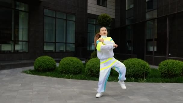 Uma Menina Terno Elegante Dança Uma Dança Hip Hop Fundo — Vídeo de Stock