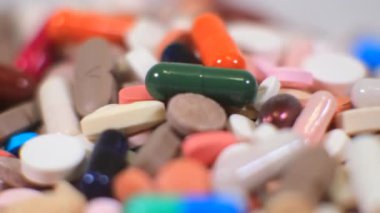 Birçok renkli hap yakın planda döner. makro fotoğrafçılık. Farmakoloji ve sağlık kavramı.