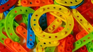 Çok renkli plastik inşaat setinin ayrıntıları değişiyor. Üst Manzara. güzel arkaplan.