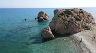 Deniz kıyısındaki kayalık kayalıklar ve mavi su.