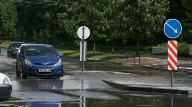 Ukrayna, Kiev, 2021 dolaylarında. İnsanlar karşıdan karşıya geçiyor. Yağmurdan sonra kaldırılmış yaya geçidinin üzerinden arabalar geçiyor..
