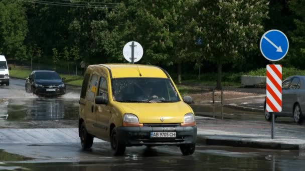乌克兰基辅2021年左右人们穿过马路 汽车在雨后驶过一个凸起的人行横道 — 图库视频影像