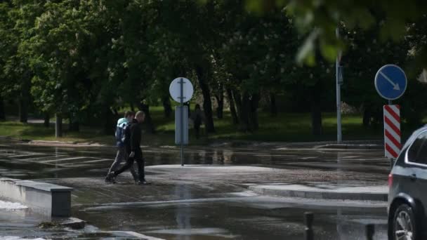 Ucraina Kiev Circa 2021 Gente Attraversa Strada Auto Guidare Marciapiede — Video Stock