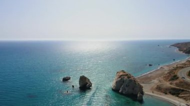 Sahildeki manzara çok güzel. Kıyıya yakın sularda ve otoyolda küçük kayalar var..