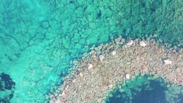 Красивая Каменная Тропа Видна Через Бирюзовую Чистую Морскую Воду Вид — стоковое видео