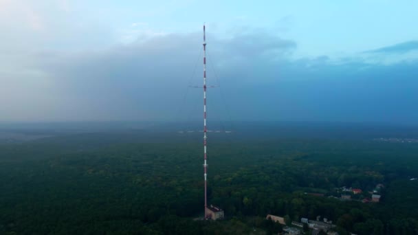 Torre Televisión Alta Borde Ciudad Bosque Disparando Desde Dron — Vídeos de Stock