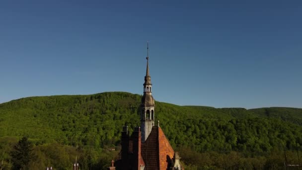 Beau Vieux Château Européen Milieu Des Montagnes Verdoyantes Tir Partir — Video