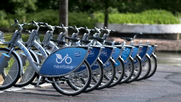 Ucrania Kiev Alrededor 2021 Alquiler Bicicletas Bicicletas Mojadas Estacionamiento Después — Vídeos de Stock