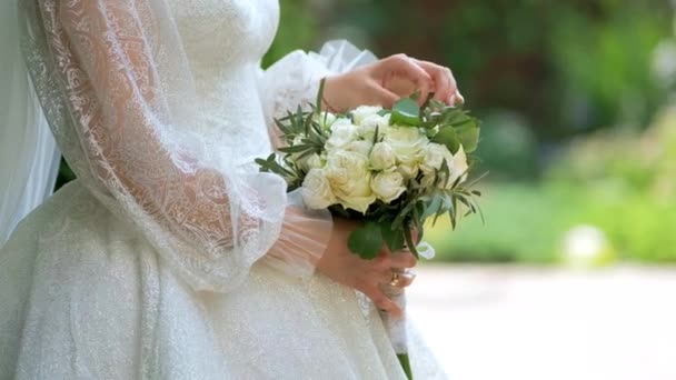 公園できれいな花嫁の手の中に美しい結婚式の花束のクローズアップ 結婚式の日 婚約は — ストック動画