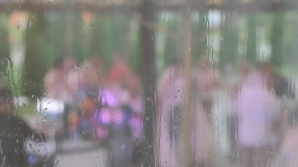 Ett Fönster Täckt Regn Med Suddig Bokeh Bakgrund Och Regndroppar — Stockvideo