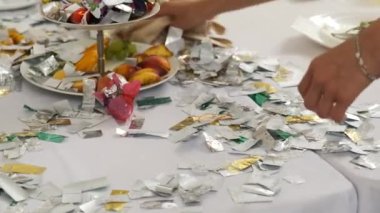 Garson ilk düğün dansından sonra masadaki gümüş konfetileri temizler. Hayatımın en güzel günü..