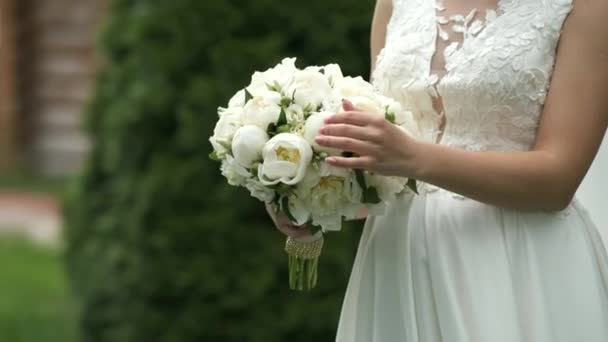 公園できれいな花嫁の手の中に美しい結婚式の花束のクローズアップ 結婚式の日 婚約は — ストック動画
