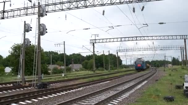 Een Goederentrein Passeert Kruising Met Tankwagens — Stockvideo