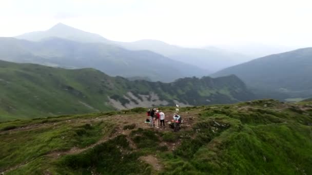 Rochers pointus avec de grands rochers pierreux sur la pente estivale du mont Spitz. Touristes au sommet de la montagne. Tirer depuis un drone, voler autour. Crête de Tchernogorsky, Carpates, Ukraine. — Video