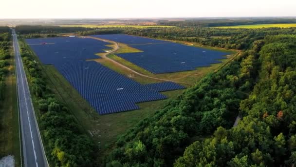 日落时分绿色能源领域的生态太阳能电站面板电力创新自然环境 — 图库视频影像