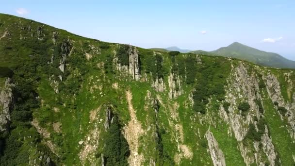 Klippiga avsatser, vassa klippor med stora stenblock på sommarsluttningen av ett stort berg. Skjuter från fågelperspektiv. Vackert bergslandskap . — Stockvideo