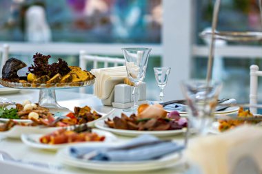 Çeşitli yiyecek ve içeceklerle dolu bir masa.