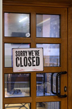 Kapıda asılı bir tabela var. Üzgünüm kapalıyız.