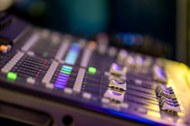 Çeşitli düğmeleri ve düğmeleri olan renkli bir ses panosunun yakın çekimi