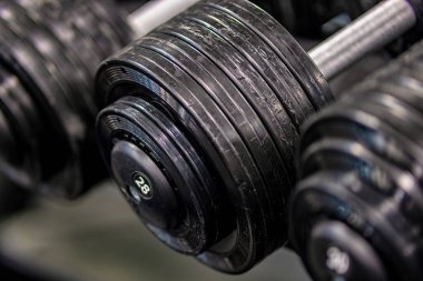 Spor salonunda bir çift dambıl yakın plan.